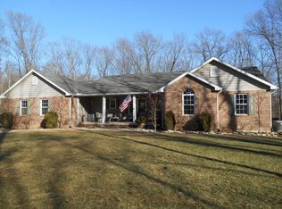 8 Kickapoo Valley Dr, Charleston, IL 61920