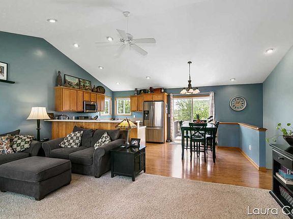 4th image of 723 Green Meadows Dr
