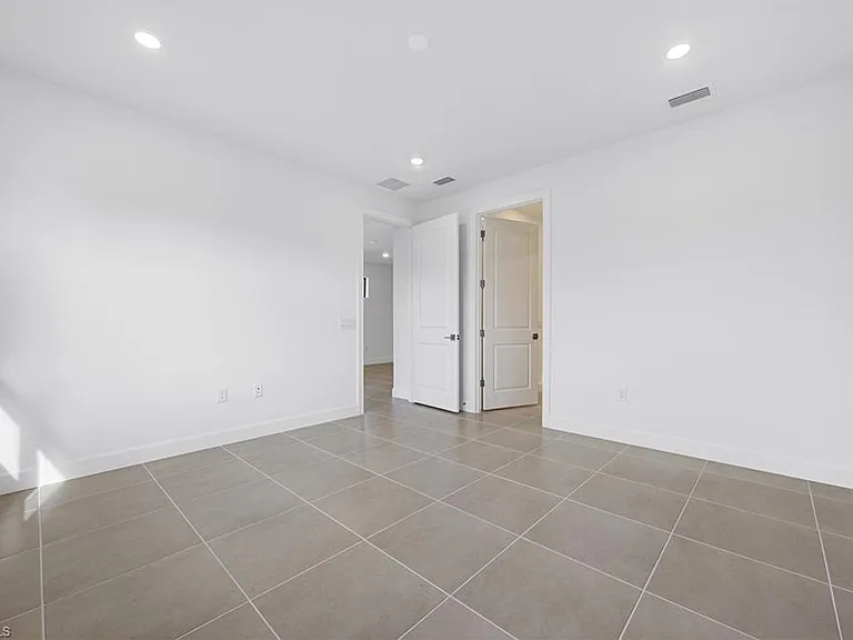 19218 Hinkley Dr — Photo 23