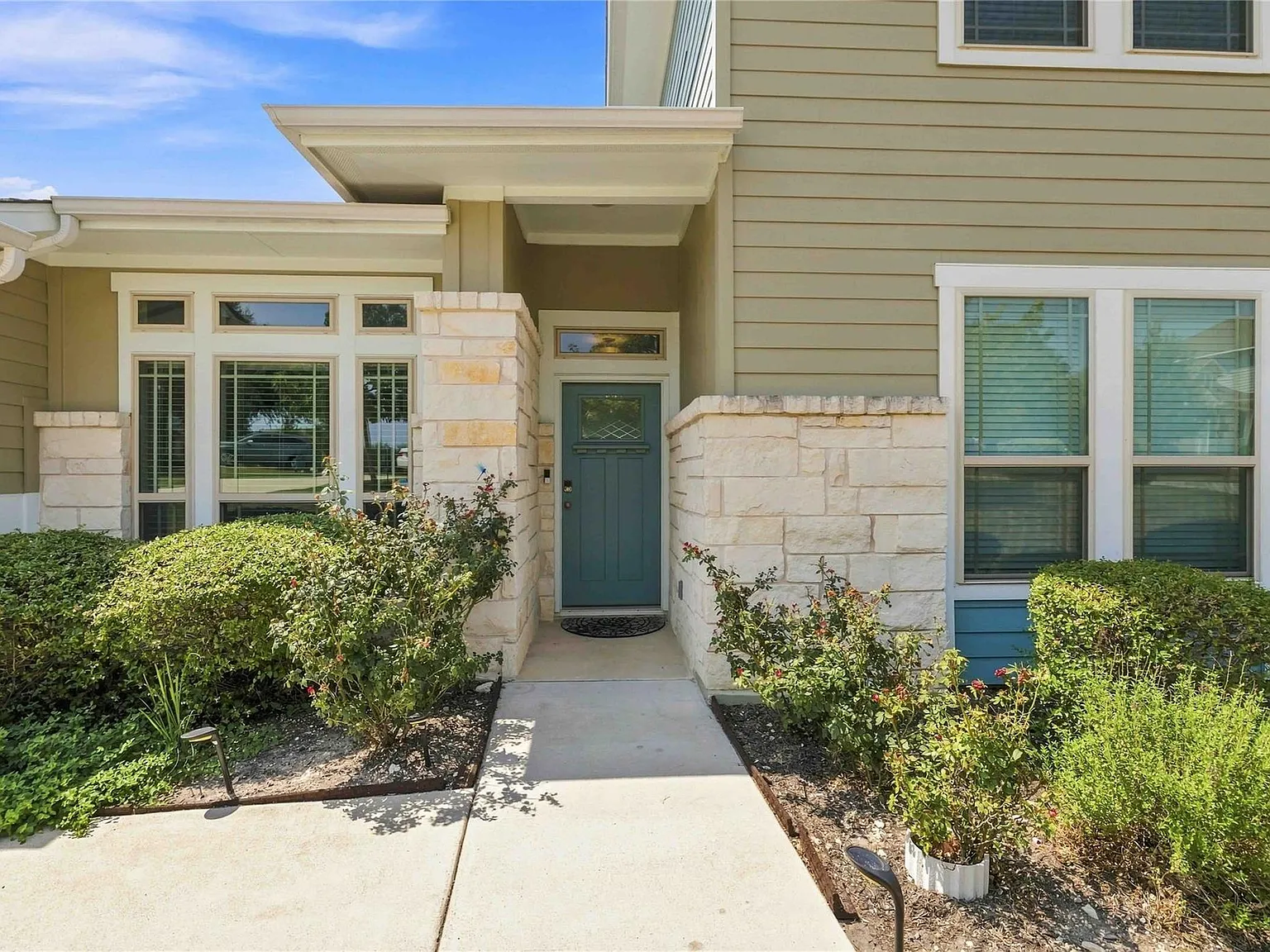 2 bed, 2.5 bath, 1746 sqft, $2,199 — Photo 3