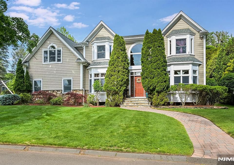1st image of 111 Magnolia Ave