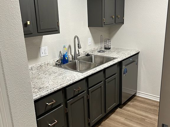 5th image of 1521 W Court St #4
