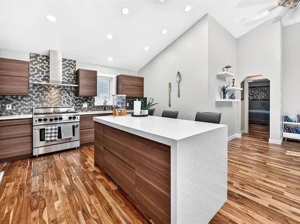 13 S Cresthaven Way SW, Calgary, AB T3B 5X8