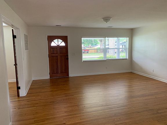 3rd image of 610 W Hogle Ave