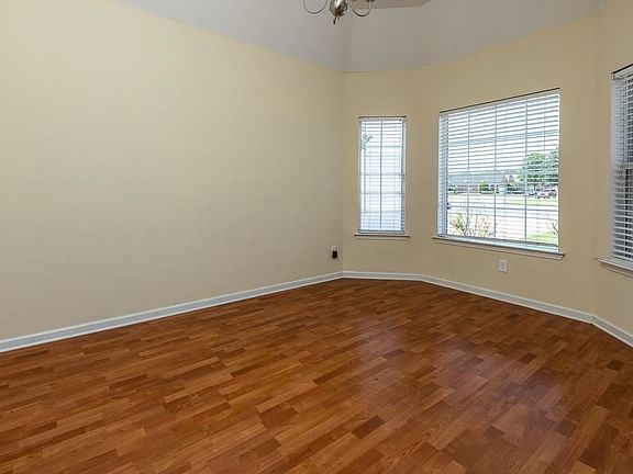 4th image of 975 Trafalgar Dr