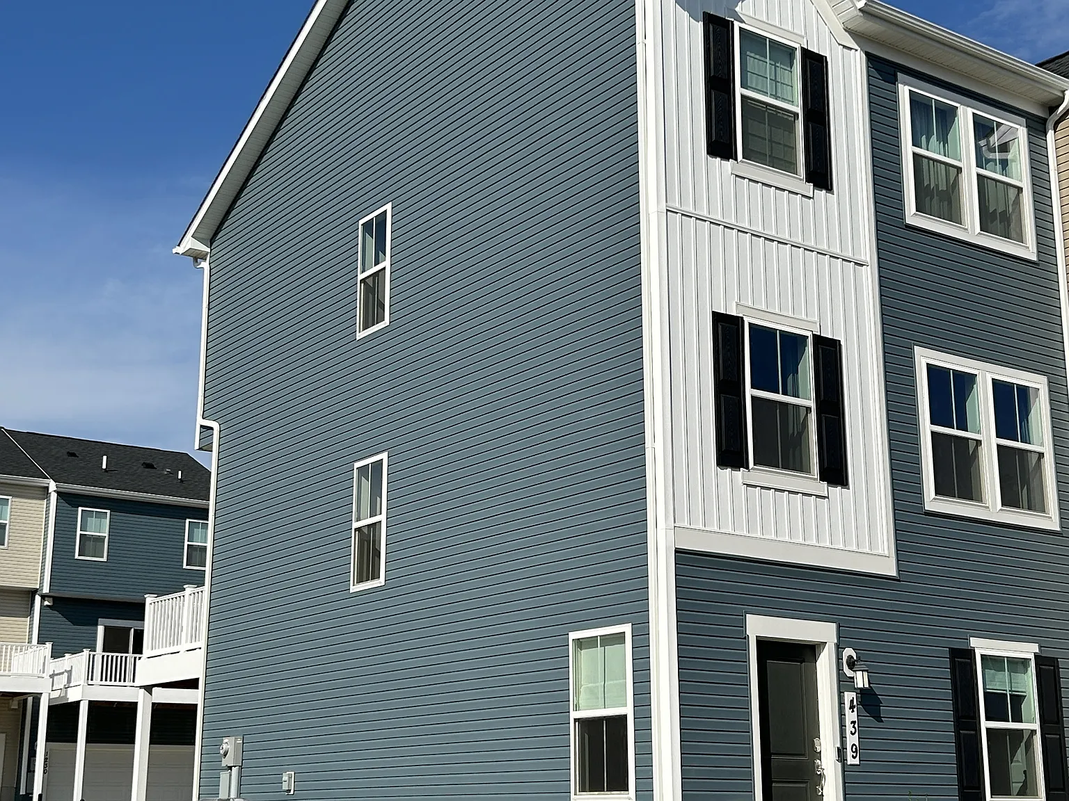 439 17th Avenue - . — Photo 2