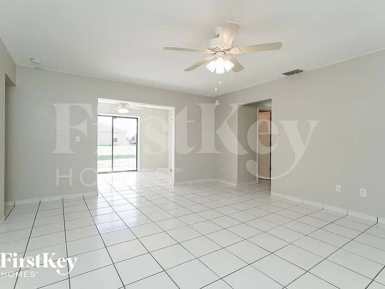 2603 NE 4th Ave — Photo 2