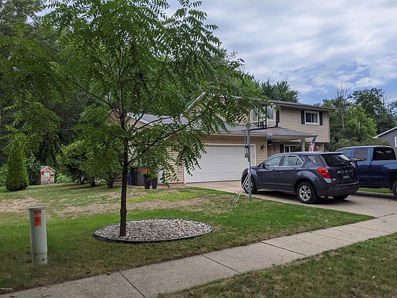 3rd image of 1915 Burlington Dr