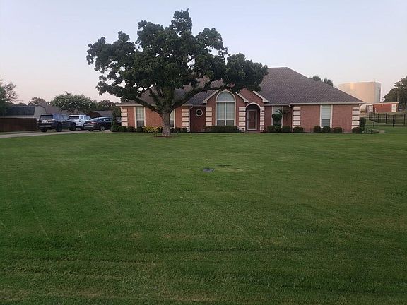 3rd image of 2211 Summit Dr