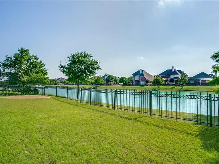 4193 Victory Dr — Photo 4