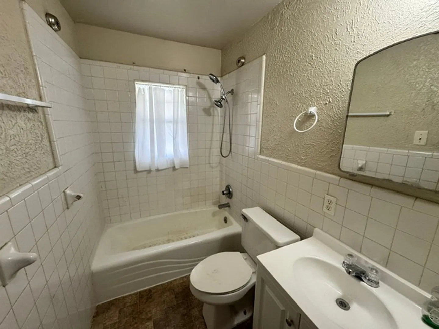 4 beds in Okc! freshly painted and conveniently located! — Photo 4