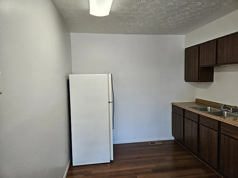 401 Anthony Dr — Photo 3