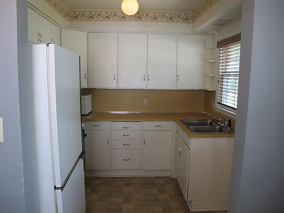 Kitchen - refrig stays