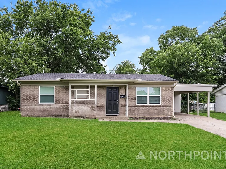 1238 Narcissus Ln — Photo 1