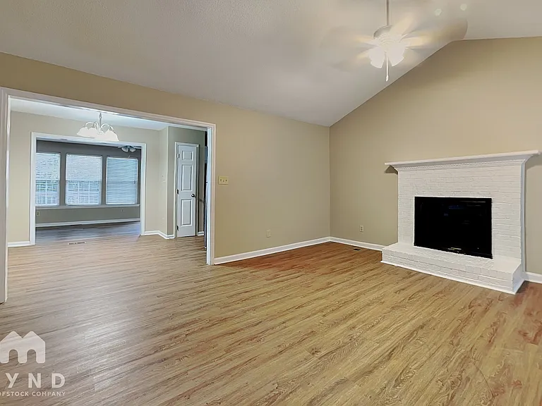 4521 Aviemore Cres — Photo 2
