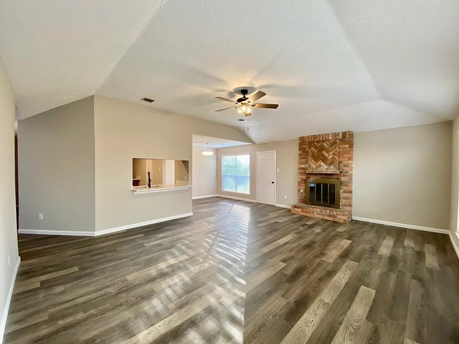 3 bed, 2.0 bath, 1557 sqft, $2,200 — Photo 3