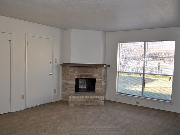 2nd image of 1322 S San Saba St