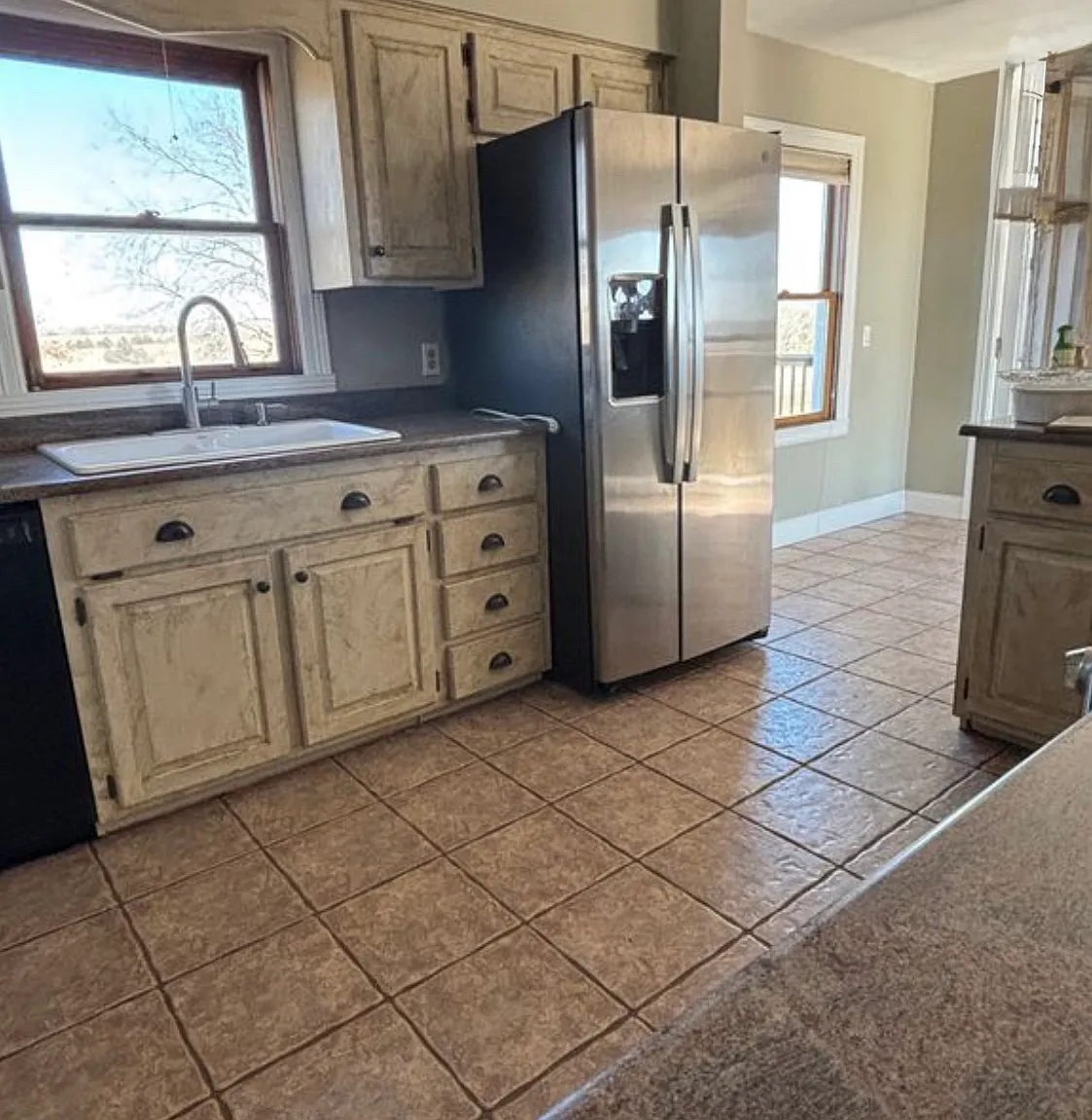 4 bed, 2.5 bath, 2400 sqft, $1,800 — Photo 3