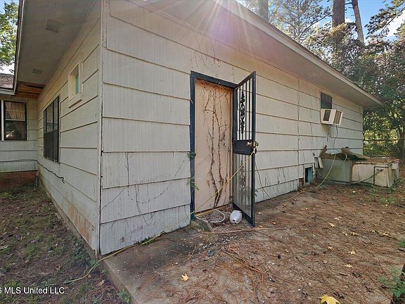 17th image of 920 Sumac Ave