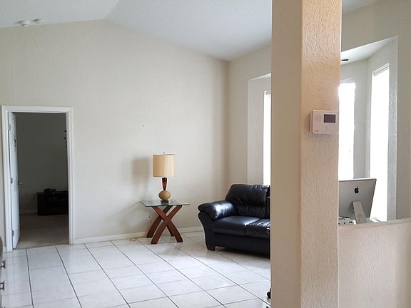 4th image of 657 NW Cardinal Drive