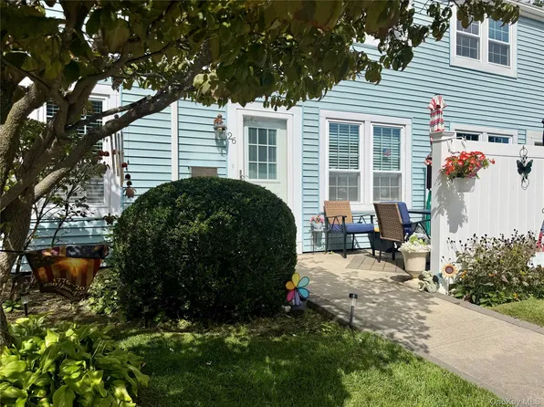 26 Whalers Cove, Babylon, NY 11702