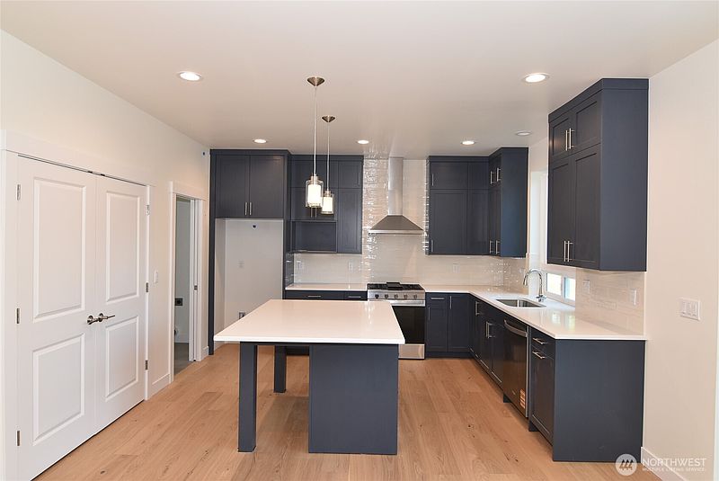 2nd image of 1126 Whidbey Street