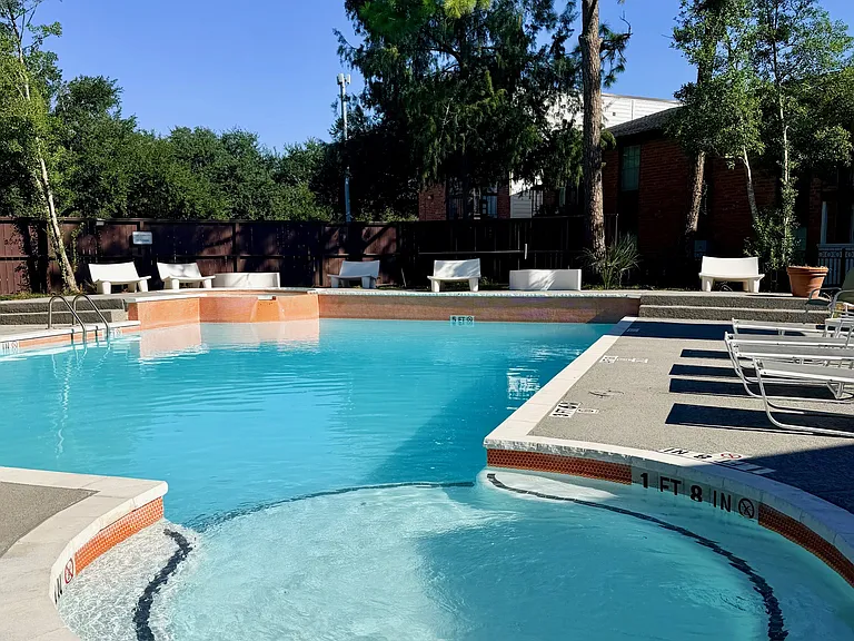 The Daphne Apartments — Photo 2