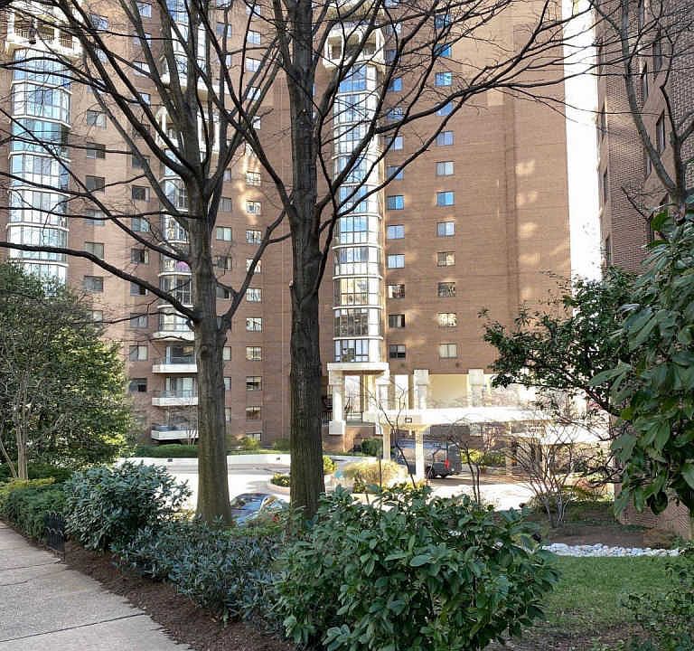1st image of 1600 N Oak St APT 1425