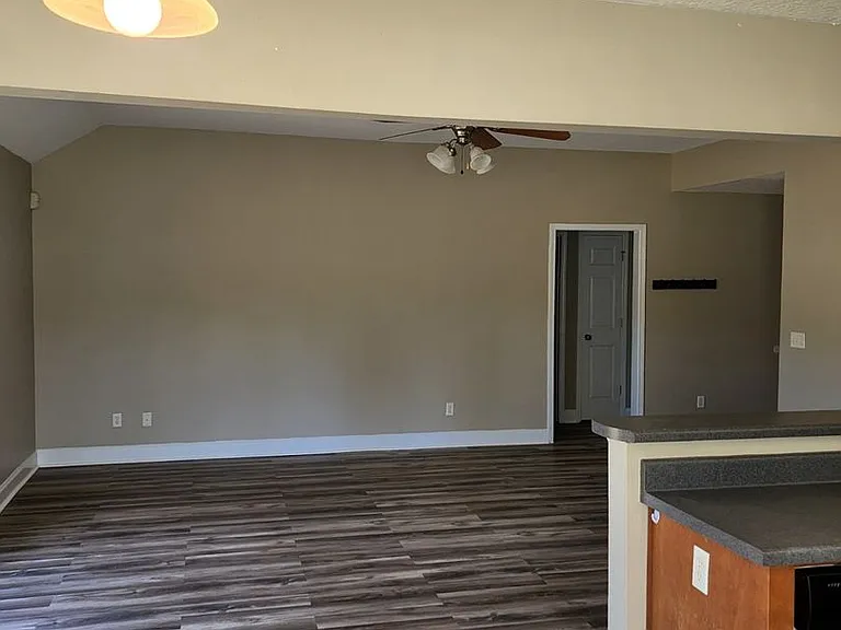 114 Miller St NE — Photo 8