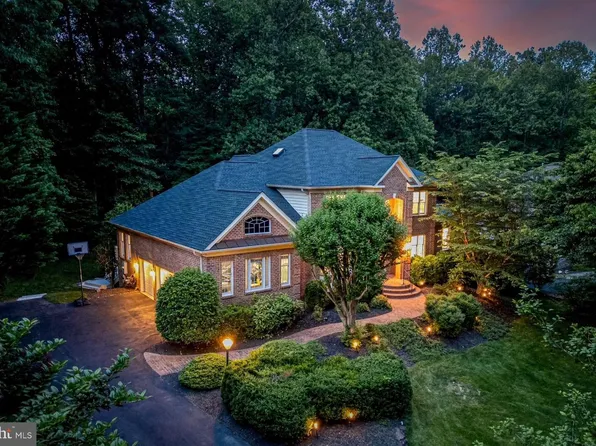 12390 Falkirk Dr, Fairfax, VA 22033