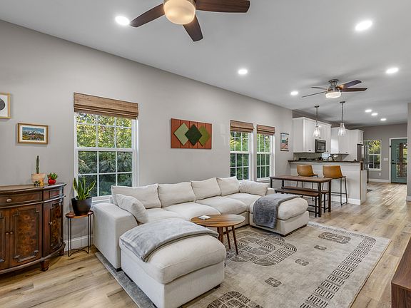 4th image of 2832 Ridgemont Dr