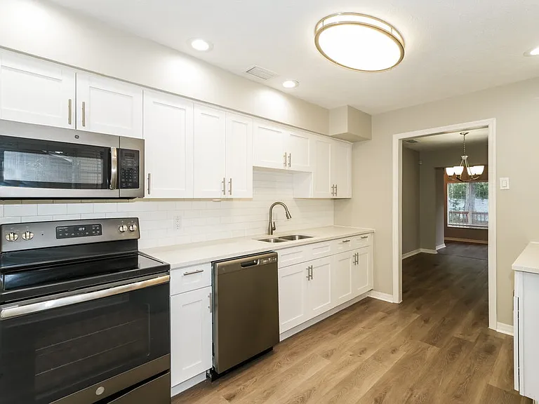 8105 N Fremont Ave — Photo 9
