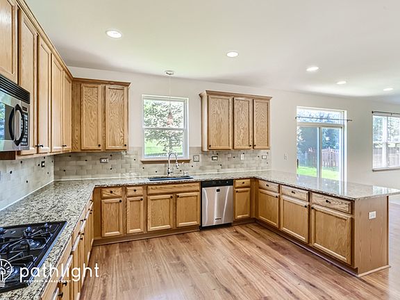 5th image of 374 Kensington Dr