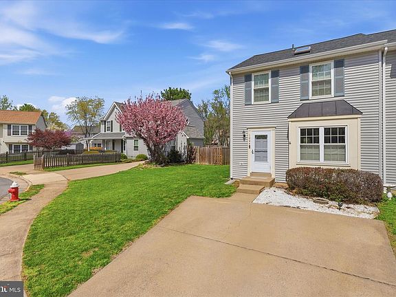 2nd image of 1004 Wythe Ct NE