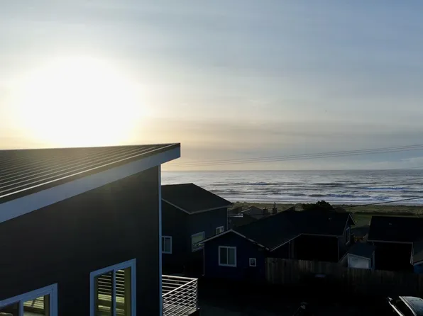 29161 Kerber Dr #13, Gold Beach, OR 97444