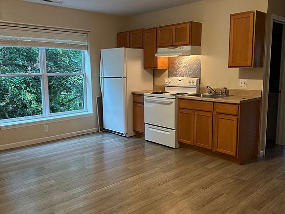 4th image of 52 Gates Ave #4