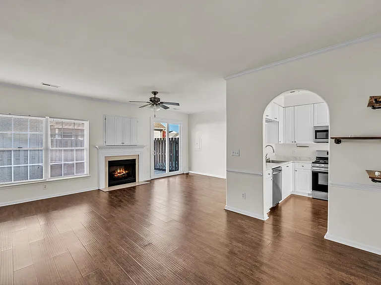 2322 Charing Cross Rd — Photo 12