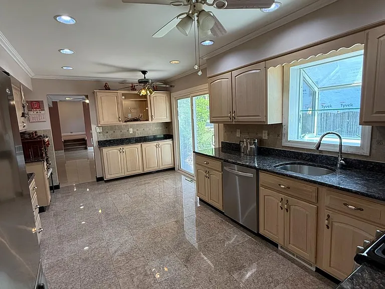 43 Jonathan Dr — Photo 13