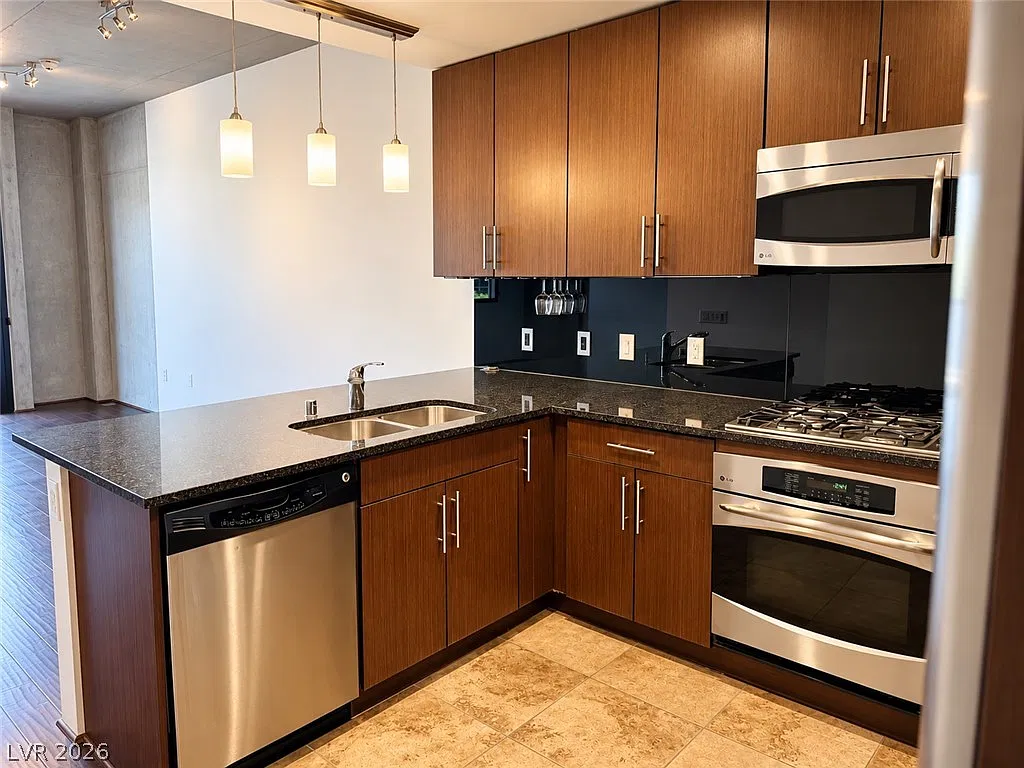 Studio, 1.0 bath, 1004 sqft, $1,800 — Photo 3