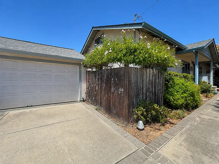 1220 Deer Rd — Photo 2