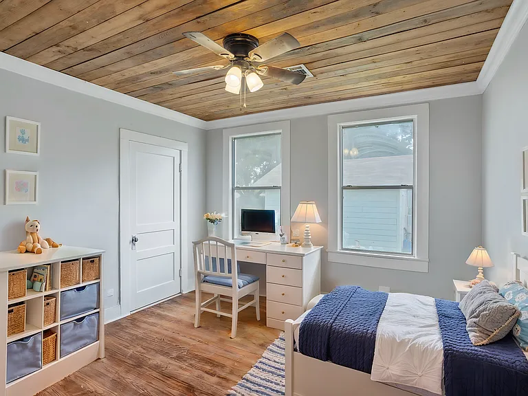 725 Davis St — Photo 4