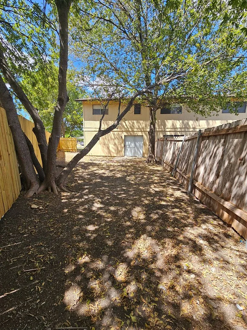 D2048 - 8521 Dryfield Drive A/B — Photo 3