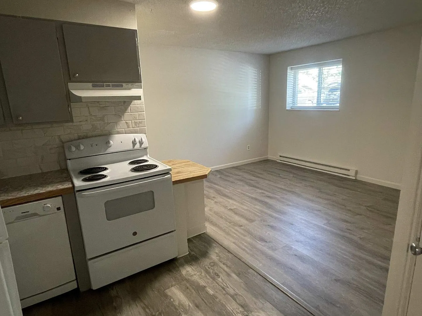 $100/month discount - requires 12 month lease - 2vd fl. 1 BR - AC, DW, WD, Balcony - 1 block N or... — Photo 3