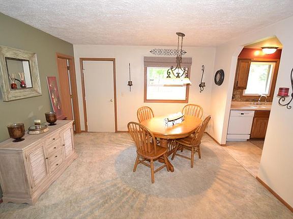 3rd image of 1706 Larkspur Ln