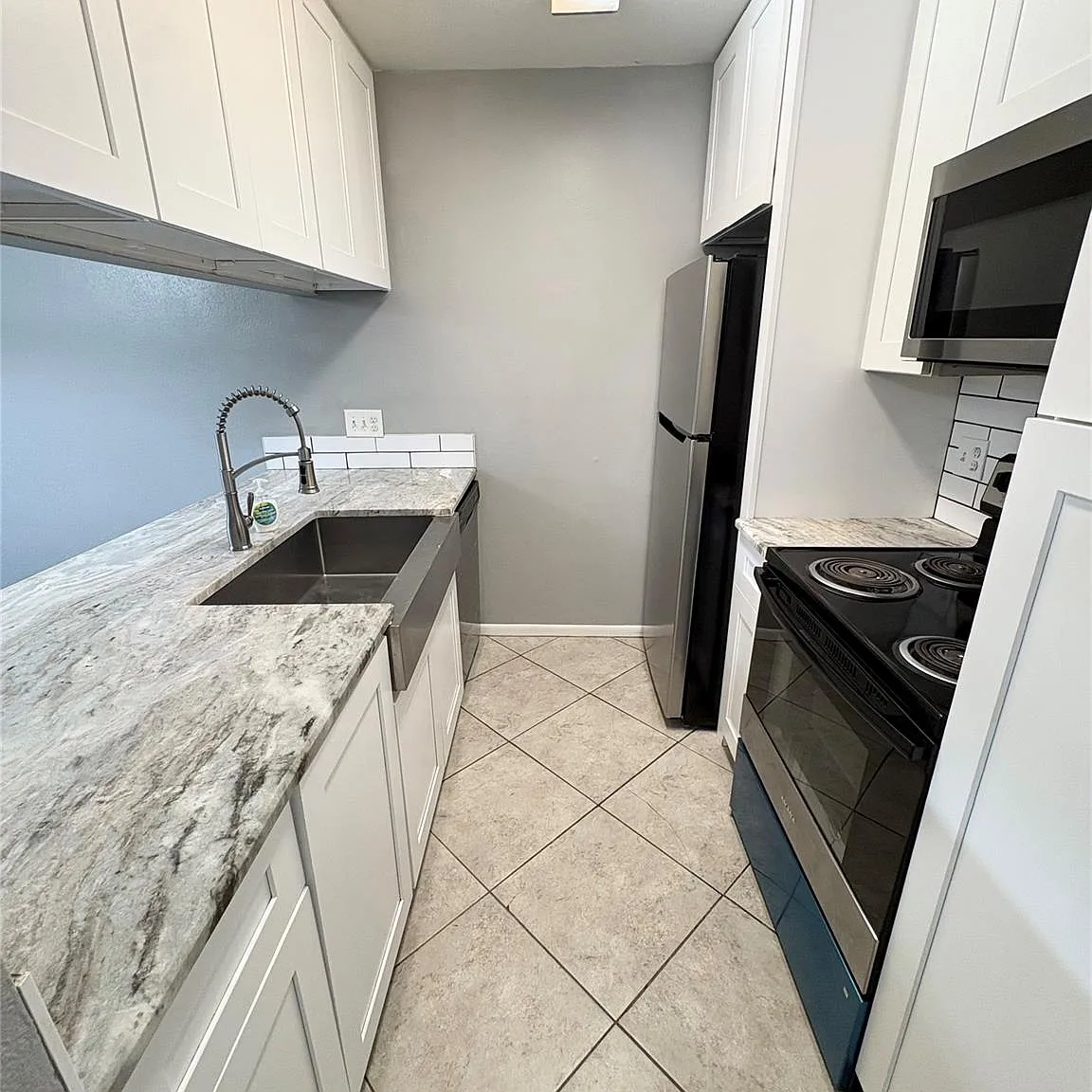 1 bed, 1.0 bath, 742 sqft, $1,000 — Photo 2