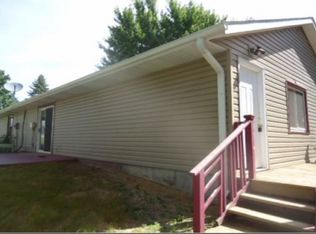 1128 S 22nd St, Clinton, IA 52732