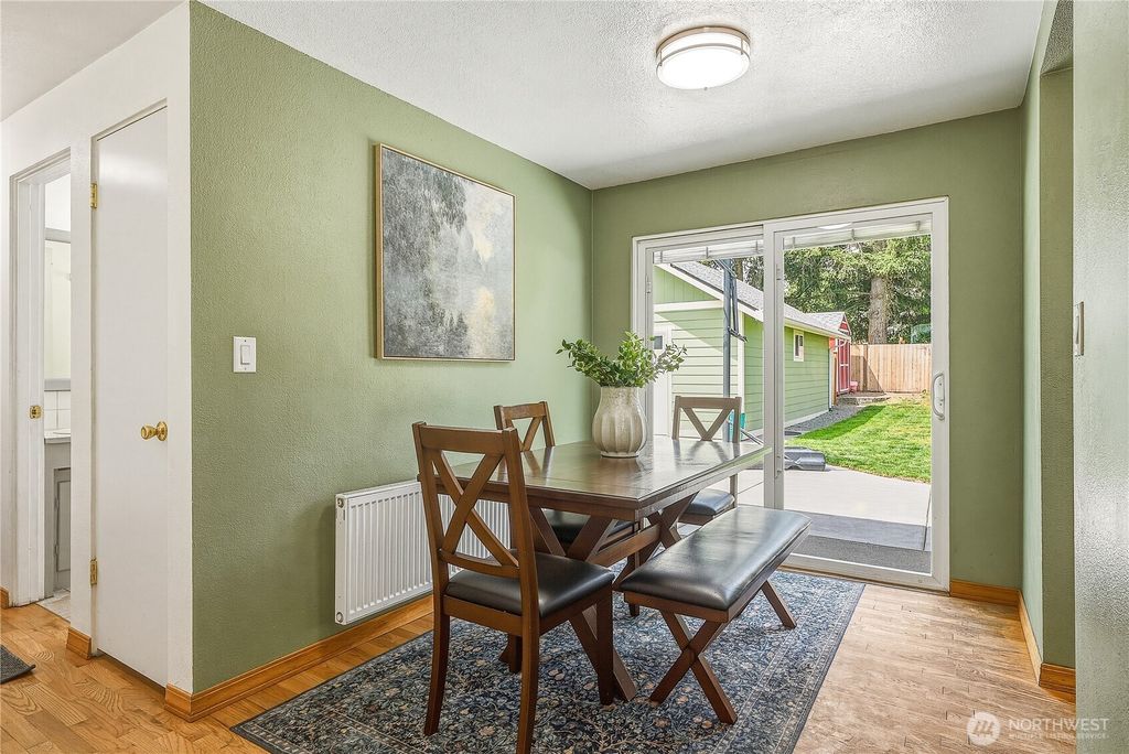 Apartment in Edmonds, Snohomish - More