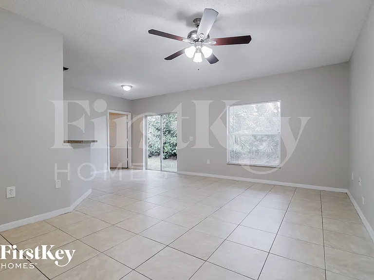 1205 Schumann Dr — Photo 2