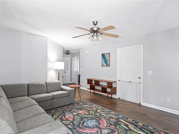 4th image of 615 Lismore Dr