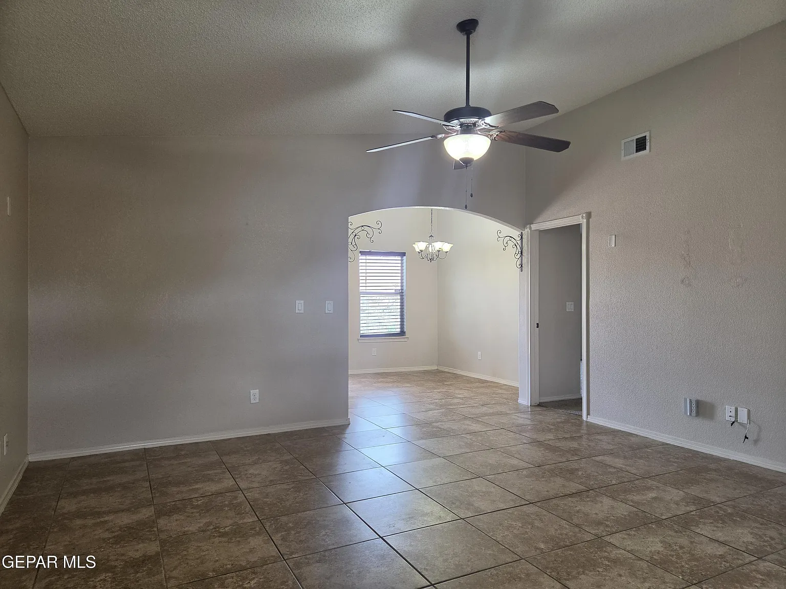 3 bed, 2.0 bath, 1299 sqft, $1,600 — Photo 2